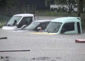 Carros parcialmente submersos após fortes chuvas em Ishikawa. Foto: Reprodução/FNN